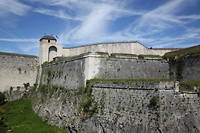 La Citadelle de Besancon surplombe la ville. Elle a ete construite de 1678 a 1771 par Sebastien Le Prestre de Vauban.

