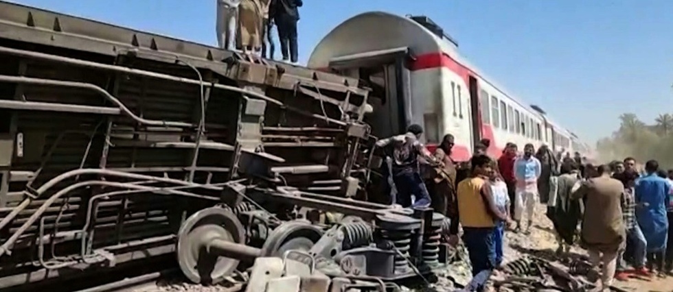 L'Egypte enterre les victimes de la catastrophe ferroviaire