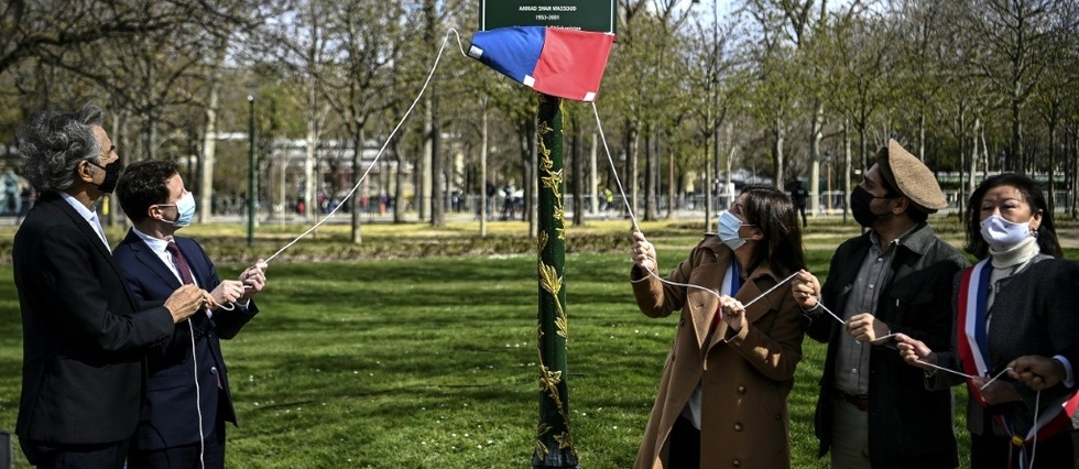 Hommage au commandant Massoud sur les Champs-Elysees