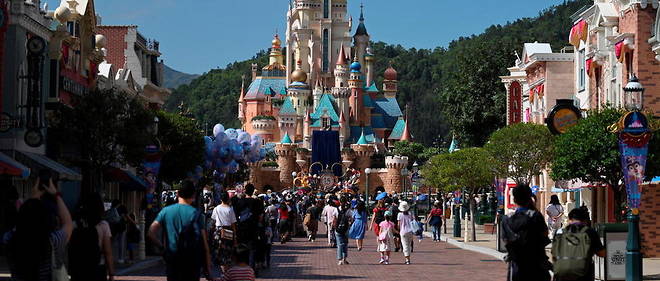 A Hongkong, Disneyland accueille a nouveau du public. 
