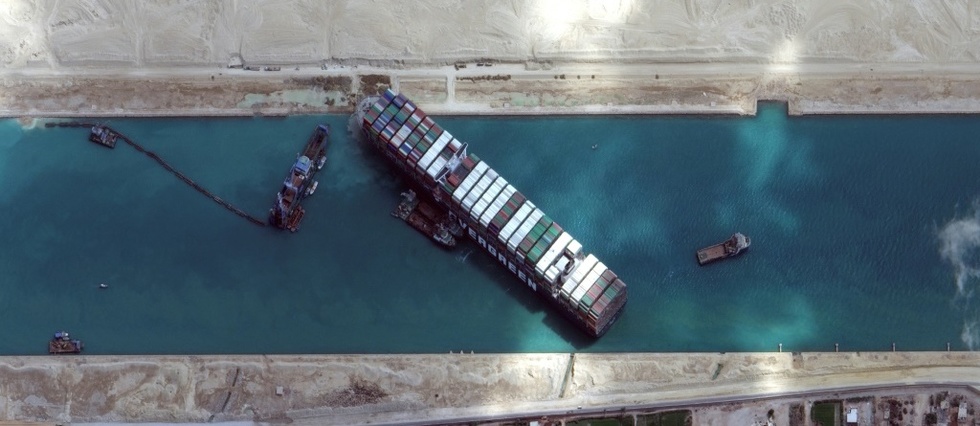 Canal de Suez: la course contre la montre pour debloquer l'Ever Given continue