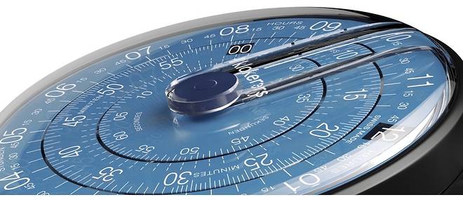 La montre Klokers Klok-01 Blue Note propose un affichage de l'heure par disques rotatifs et repere de lecture fixe.
