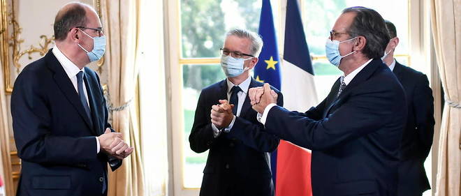 Le Premier ministre Jean Castex, avec Francois Bonneau, president de la region Centre Val de Loire, et Renaud Muselier, celui de la region Provence-Alpes-Cote d'Azur le 30 juillet 2020 a l'hotel de Matignon.
