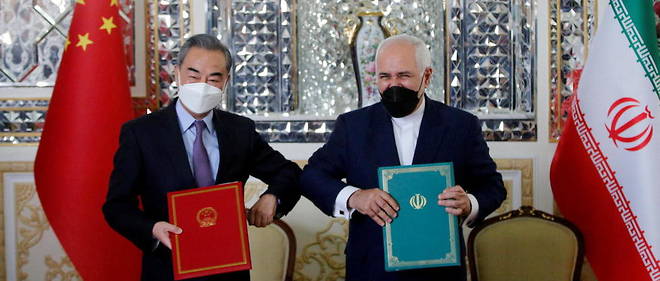 Les chefs de la diplomatie chinoise, Wang Yi, et iranienne, Mohammad Javad Zarif, posent apres avoir signe samedi a Teheran le  << pacte de cooperation strategique de 25 ans >> entre la Chine et l'Iran. 
