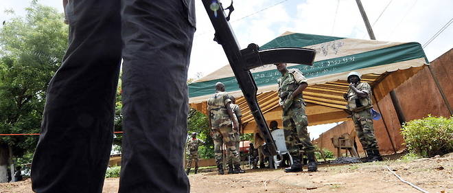 Le bilan provisoire de deux attaques survenues la nuit derniere dans le nord de la Cote d'Ivoire fait etat d'au moins six morts (image d'illustration de militaires ivoiriens).
