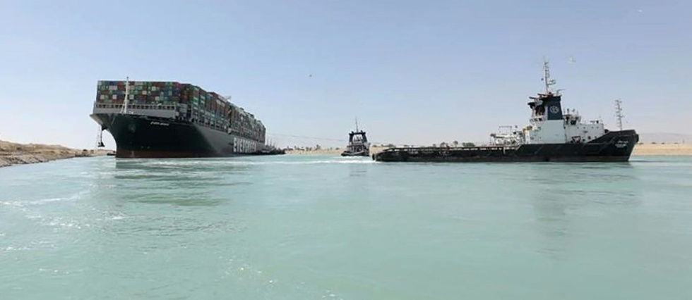 Canal de Suez: Sissi sur place apres le retour du trafic maritime
