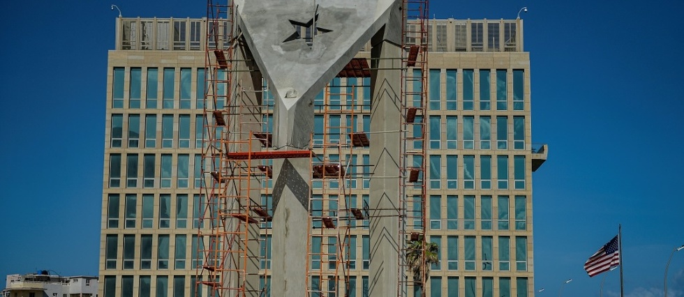 A Cuba, un gigantesque drapeau en beton defie l'ambassade americaine