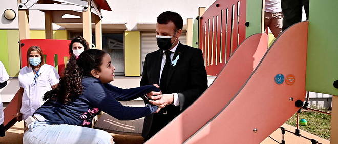 Emmanuel Macron a joue avec une petite fille lors de sa visite de l'unite pour autistes de l'hopital psychiatrique de Saint-Egreve.

