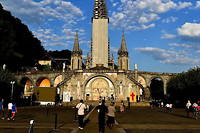 P&acirc;ques&nbsp;: le sanctuaire de Lourdes&nbsp;vide, mais des croyants&nbsp;devant leur&nbsp;&eacute;cran