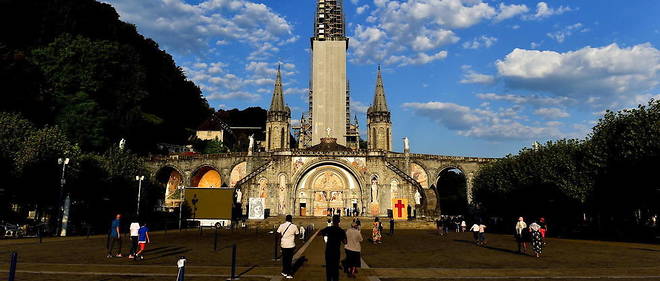 Avec les restrictions sanitaires, les sanctuaires comme celui de Lourdes sont presque vides pour Paques.
