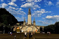 Avec les restrictions sanitaires, les sanctuaires comme celui de Lourdes sont presque vides pour Pâques.
