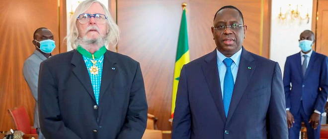 Le professeur Didier Raoult a ete recu au Senegal, son pays natal, avec les honneurs. Ici, il est au palais presidentiel avec le chef de l'Etat, Macky Sall.
