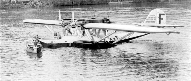 L'avion << Croix du Sud >> pilote par Jean Mermoz.
