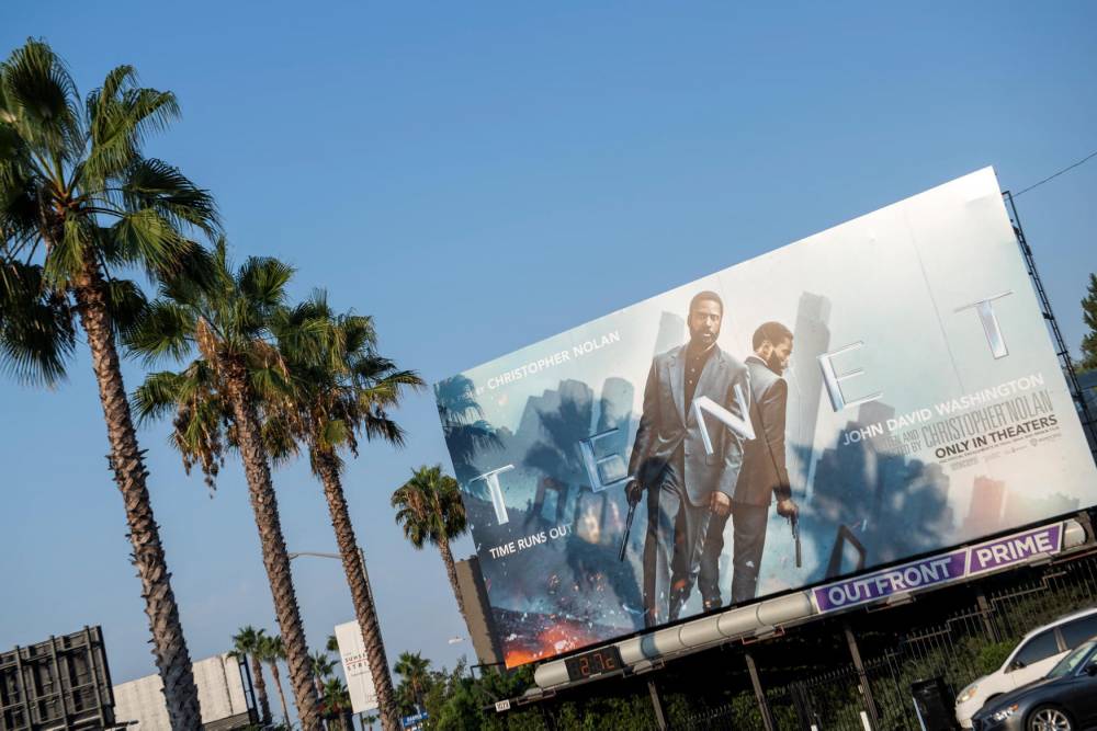 Un panneau d'affichage de <em>Tenet</em>, sur le Sunset Strip de West Hollywood, Los Angeles, le 19 août dernier. 
 ©  VALERIE MACON / AFP