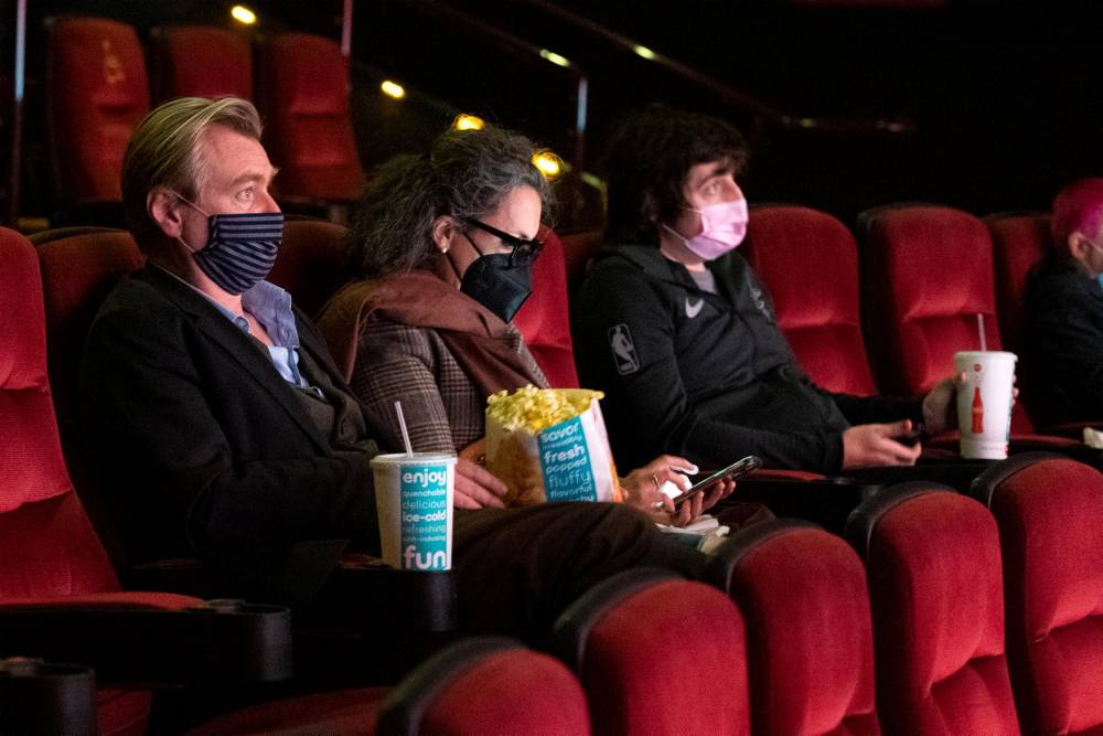 15 mars 2021 : Christopher Nolan, dans l'une des salles du AMC Burbank theatre de Los Angeles, assiste à une projection de <em>Judas and the black Messiah</em> , le jour de la réouverture partielle des cinémas en Californie du sud. 
 ©  VALERIE MACON / AFP