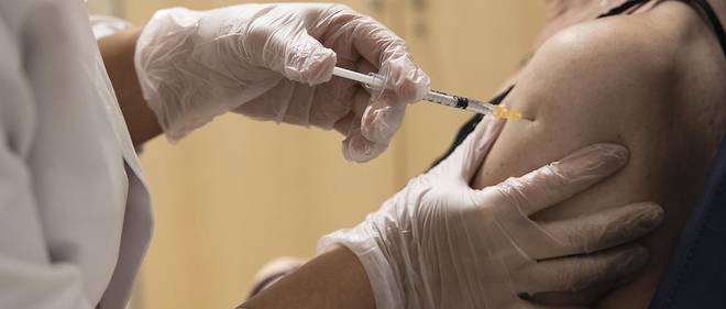 Une vaccination avec le serum Pfizer BioNTech contre le Covid-19 a Paris.

