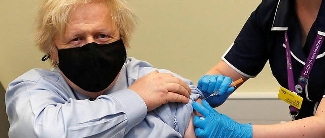  Boris Johnson recoit la premiere dose du vaccin d'AstraZeneca contre le Covid, le 19 mars a Londres.  
