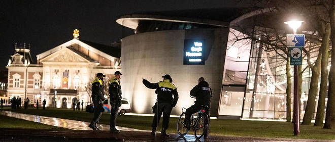 Des policiers neerlandais patrouillent devant le Van Gogh Museum a Amsterdam (Illustration).
