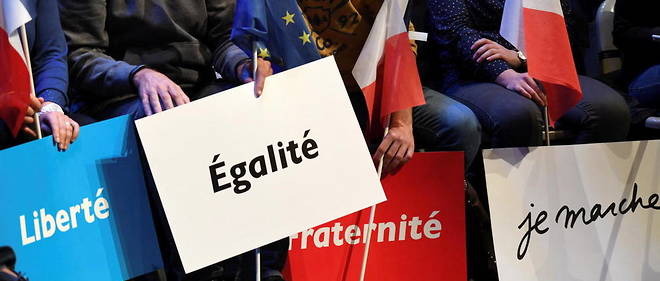 Une rangee de drapeaux et de pancartes s'expose en soutien au candidat d'En marche ! Emmanuel Macron a Talence, le 9 mars 2017. 
