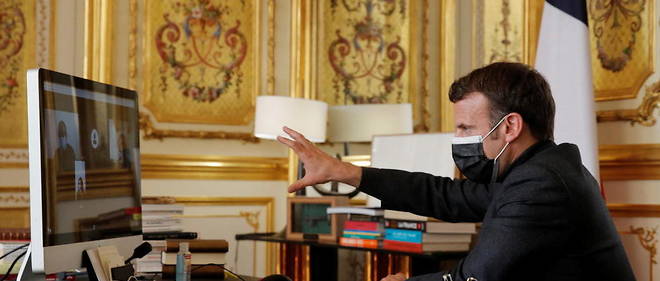 Emmanuel Macron a discute avec des collegiens de la fin des restrictions.
