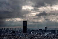 Un Parisien de 21 ans a escaladé la tour Montparnasse à mains nues fin mars. Il a été arrêté par la police au sommet.
