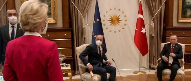 Le president turc Recep Tayyip Erdogan et le president du Conseil europeen Charles Michel sont assis, la presidente de la Commission europeenne Ursula von der Leyen reste debout.
