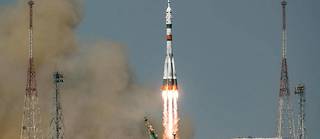La fusée Soyouz a décollé ce vendredi vers la Station spatiale internationale (ISS), quasiment 60 ans jour pour jour après l'envoi de Iouri Gagarine dans l'espace.
