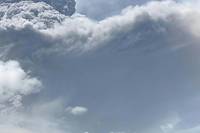 Eruption du volcan de l'&icirc;le carib&eacute;enne de Saint-Vincent, des milliers d'&eacute;vacuations