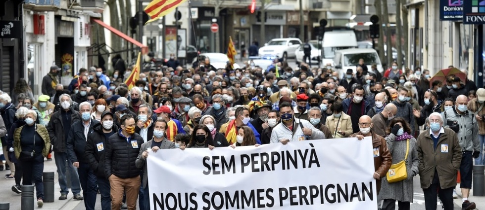 Perpignan: pres de 300 personnes contre le nouveau logo du maire RN