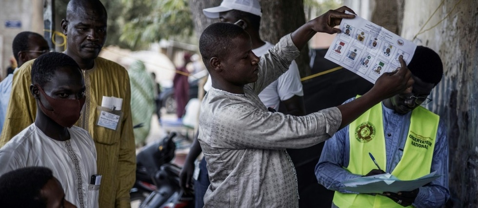 Les Tchadiens ont vote pour elire leur president, Deby archi-favori