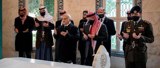 Les membres de la famille royale jordanienne, dont le roi Abdallah II et le prince Hamza, ont prie ensemble dans le mausolee ou sont enterres les trois rois ayant gouverne le pays au cours du siecle passe.
