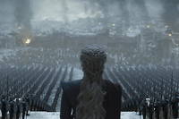 L'impitoyable reine Daenerys Targaryen (Emilia Clarke) dans l'ultime saison de  Game of Thrones.  Le 17 avril, la serie, qui a pris fin en 2019, soufflera les dix bougies de son lancement sur HBO.
