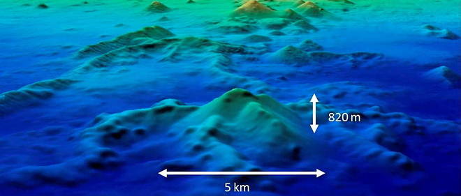 Carte 3D representant le volcan sous-marin situe a une cinquantaine de kilometres au large de l'archipel de Mayotte (le volcan est au premier plan et Mayotte en arriere-plan).
