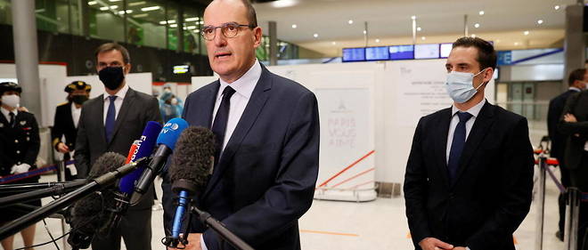 Le Premier ministre Jean Castex entoure d'Olivier Veran et de Jean Castex a l'aeroport de Roissy le 24 juillet 2020.
