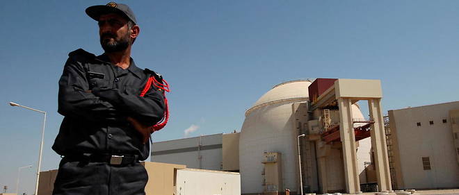 Un agent de police iranien se tient devant le reacteur nucleaire de Bouchehr,  dans le sud de l'Iran (photo d'illustration)
