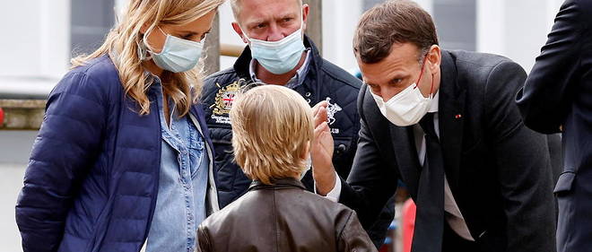 Le president Emmanuel Macron a echange avec des soignants et des enfants, au CHU de Reims, en vue d'instaurer un forfait de seances psy pour les plus jeunes, dont la sante mentale a ete impactee par le Covid-19.
