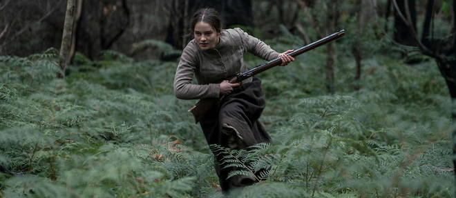 Ivre de vengeance apres l'assassinat de sa famille, Clare (Aisling Franciosi), une immigree originaire de l'ouest de l'Irlande, part a la recherche de ses agresseurs dans les bois pour les eliminer un par un.
