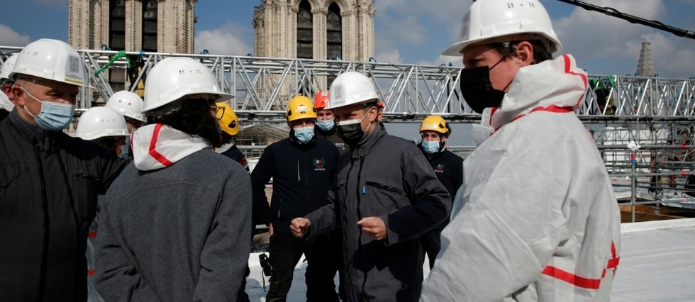 Notre-Dame: Macron sur le toit en travaux, deux ans apres l'incendie