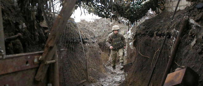 Un soldat ukrainien a la frontiere russe, dans la region de Donetsk. 
