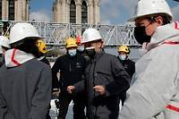 Notre-Dame: Macron sur le toit en travaux, deux ans apr&egrave;s l'incendie