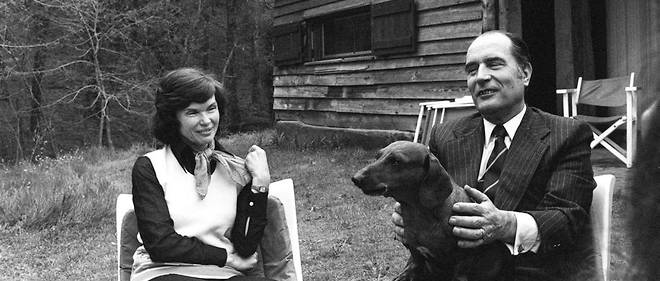 Francois Mitterrand et son epouse, Danielle, jouent avec leur chien devant la maison de Latche (Landes), le 15 avril 1974.
