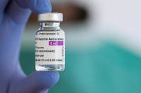 Le vaccin du laboratoire suédo-britannique avait été suspendu le 15 mars par plusieurs pays européens après le signalement de cas de caillots sanguins, parfois mortels.
