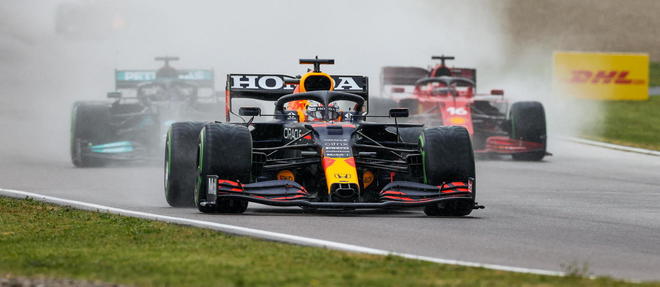 Max Verstappen (Red Bull Honda) a ravi la tête du Grand Prix d'Imola à Lewis Hamilton (Mercedes) dès le départ donné sous la pluie.
