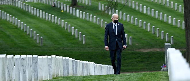 Joe Biden au cimetiere d'Artlington en avril 2021.
