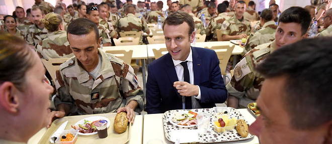 Emmanuel Macron dejeune avec des troupes francaises lors d'une visite a Gao, au Mali, en mai 2017.
