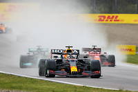 Max Verstappen (Red Bull Honda) a ravi la tete du Grand Prix d'Imola a Lewis Hamilton (Mercedes) des le depart donne sous la pluie.
