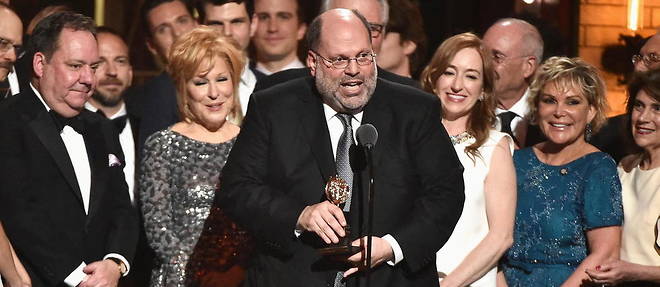 Le producteur Scott Rudin et la troupe de << Hello Dolly >> couronnes d'un Tony Award en 2017.

