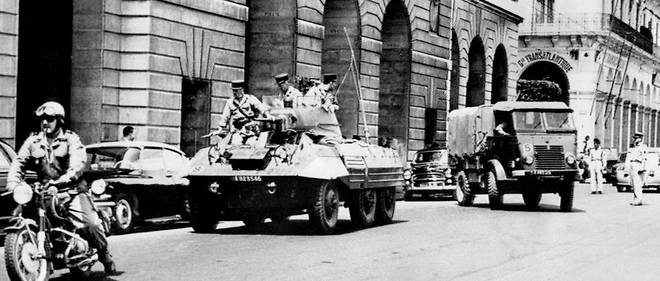 Un motard et un blinde precedent, le 6 mai 1961 a Alger, le camion transportant le general Andre Zeller, lors de son arrestation pour sa participation au putsch des Generaux le 22 avril.
