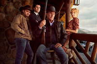 John Dutton (Kevin Costner) entoure de trois de ses enfants Kayce (Luke Grimes), Jamie (Wes Bentley) et Beth (Kelly Reilly).
