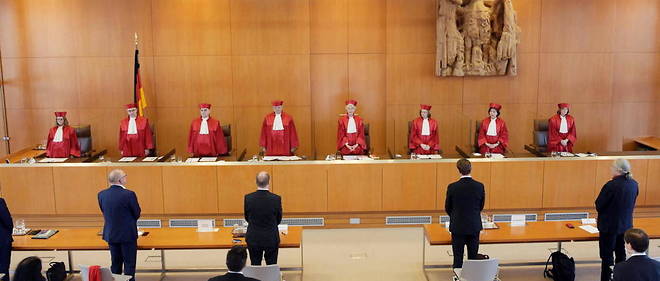 Dans un arret rendu mercredi, les juges a la toge rouge rejettent le pourvoi forme par les opposants qui disaient vouloir defendre les prerogatives du Bundestag en matiere de finances publiques.
